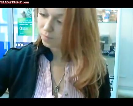 Пихает себе в пизду банан сидя на рабочем месте и снимает видео