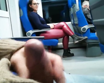 Раскованная девушка отсосала у незнакомца в поезде и показала ему свои большие сиськи