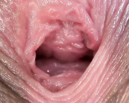 Стройная красотка раздвигает половые губы и показывает, как сжимает вагинальные мышцы