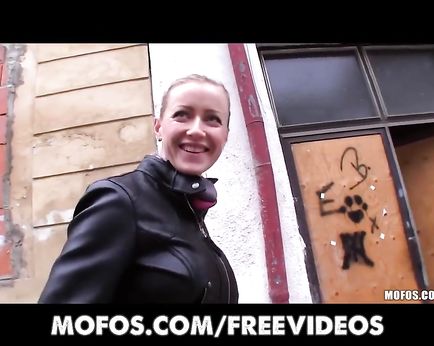 Мужик познакомился с сисястой блондинкой и развел ее за деньги на вагинальную порку