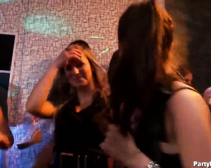 Беспардонные стервы отрываются в клубе и позволяют официантам фритюрить себя в разных позах