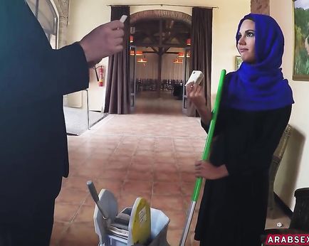 Араб выебал большим членом в рот и письку уборщицу и кончил ей на лицо