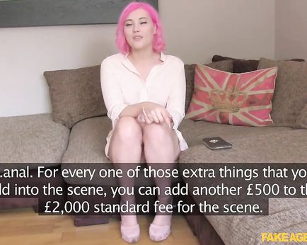 Мужик пригласил к себе в кабинет девку с розовыми волосами и оттрахал ее в обе дырки