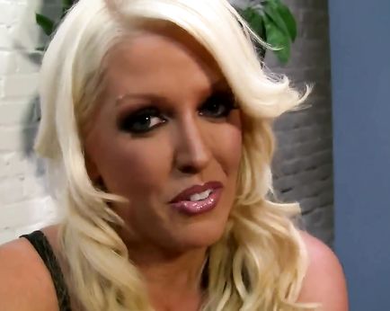 Блонда с силиконовыми буферами отсосала у любовника и активно попрыгала на его члене