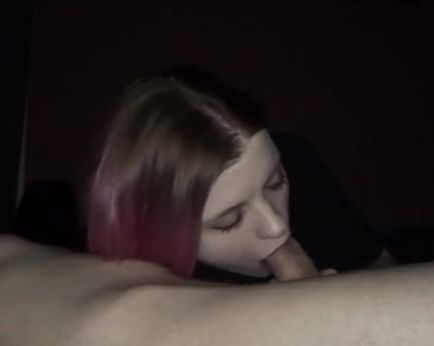 Юная соска с розовыми волосами в темноте сосет и глотает член нового парня