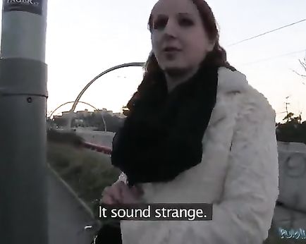 Рыжая нимфоманка жадно пососала хер водителя и уселась на него пилоткой в машине