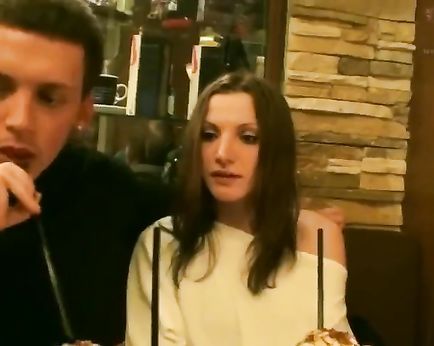 Двое дружков засняли деваху и, угостив её мороженным в кафе, выебали в гондонах возле туалета