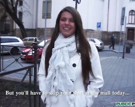 Пикап за деньги: милашка берет за щеку и принимает член в манду на лестничной площадке высотки