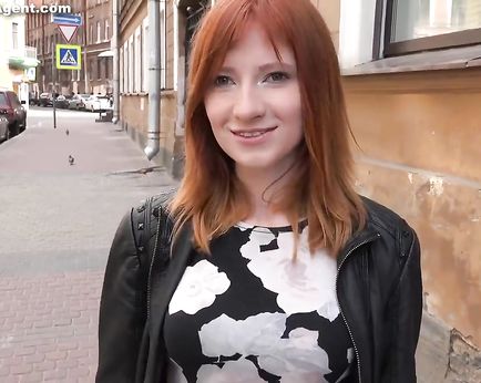 Рыжая длинноногая шлюха впустила в свою молодую вагину пенис старого фотографа