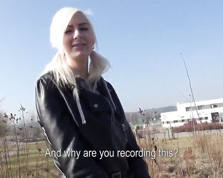 Блондинистая цыпочка принимает в анус хер незнакомца в лесополосе