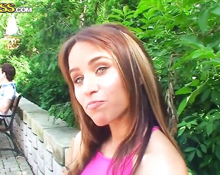 Выцепил милую давалку в парке на скамье, отвёл в чащу, надавал ей за щеку и трахнул на земле в пилотку, кончив на лицо