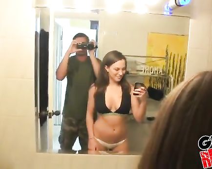 Бойфренд бесцеремонно ворвался к подруге в уборную и трахнул её возле унитаза