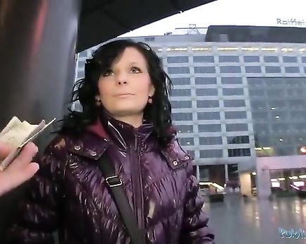 Мужик подставил брюнетке елдак для отсоса и ебли, а затем устроил ей кремпай