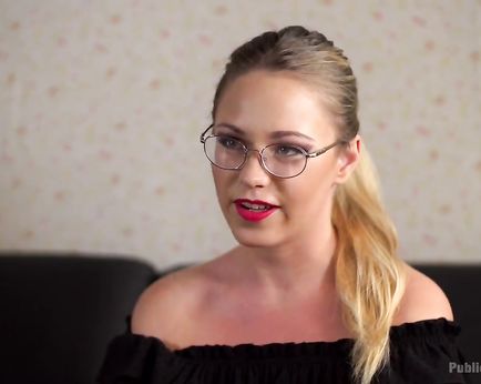 Рабыня с глубокой глоткой разгуливает голышом по городу и делает куни своей хозяйке в баре