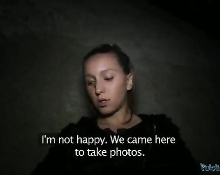 Мужик познакомился с девушкой на остановке и оттрахал ее раком в подворотне