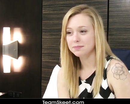 Блонда пришла на кастинг и подмахивает жопой сидя на члене оператора, а затем принимает сперму в рот