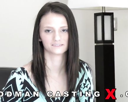 Молоденька шлюшка на кастинге Вудмана облизывает хер со спермой и дает пожилому режиссеру засунуть палец себе в очко