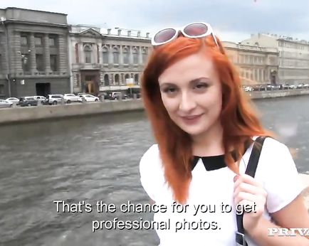 Парень обманом уговорил рыжую девку прийти к нему в офис и вероломно выебал её на диване