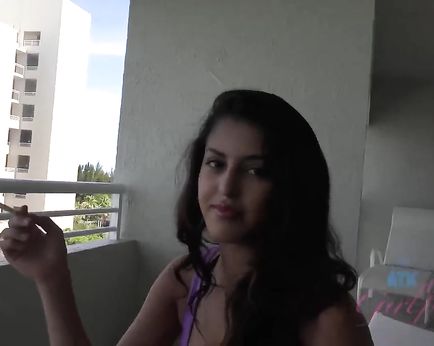 Свозил смазливую брюнетку в океанариум, затем дал ей на рот и трахнул в писю