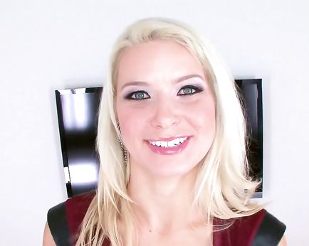 Блондинка Инника сосёт и принимает в себя толстый член любовника, глотая его сперму