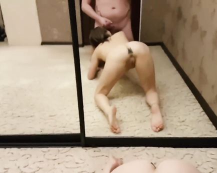 Русая тёлка с анальной пробкой в попе и хуем на присоске в пизде делает минет своему другу