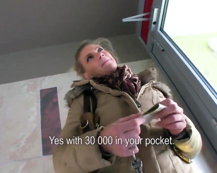 Купил блондинистую шлюху в маршрутке – отвёз домой, выебал и обкончал её с головы до ног