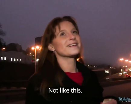 Интервью с прохожей девушкой завершилось пылким минетом и жестким трахом на улице и в автомобиле