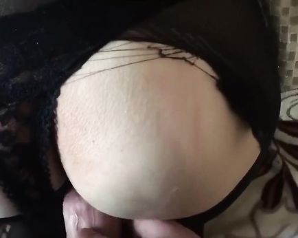 Русское домашнее порево – парень проникает в анальную дырку своей подруги и в экстазе кончает ей на жопу