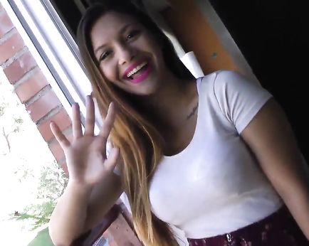 Симпотная молодая тайка ебется с толстым туристом с большими ляхами. Получает хуек в письку, а сперму в ротик.