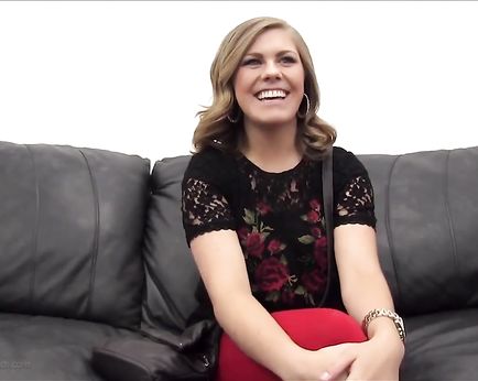 Опытная секретарша знает, как устроится на работу – раздеться, сделать минет и побаловать член начальника своим анусом