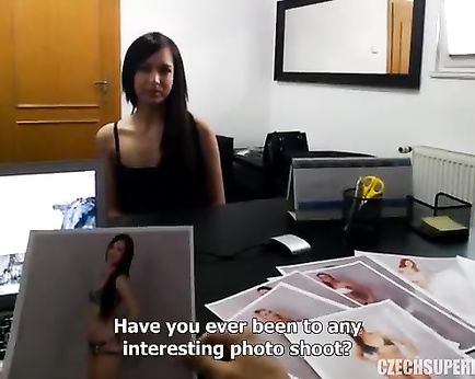 Брюнетка пришла на кастинг и, порадовав глубокой глоткой партнера, расставила ноги для вагинального проникновения