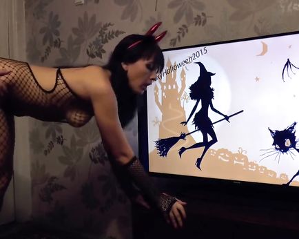 Брюнетка в наряде в сетку соблазнила мужа у телевизора и, сделав минет, подставила пилотку для чпока