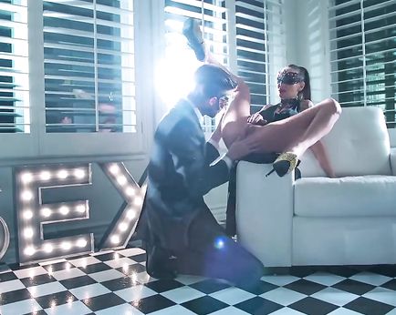 Гламурный секс в масках силиконовой брюнетки и её любовника с длинным членом