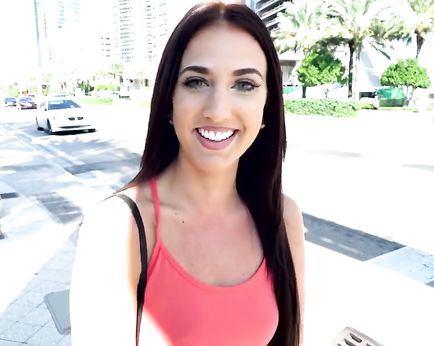 Горячая фифа на улице не отказалась от денег и взяла в рот хер, а также подставила манду для траха