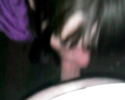 Пьяная соседка в подъезде старательно насасывает писун соседа. Вылизывает яйца, интенсивно работает ртом.