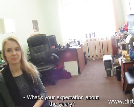 Молодая деваха , устраиваясь секретаршей, отменно выебалась  в молоденькую киску и получила сперму в рот.